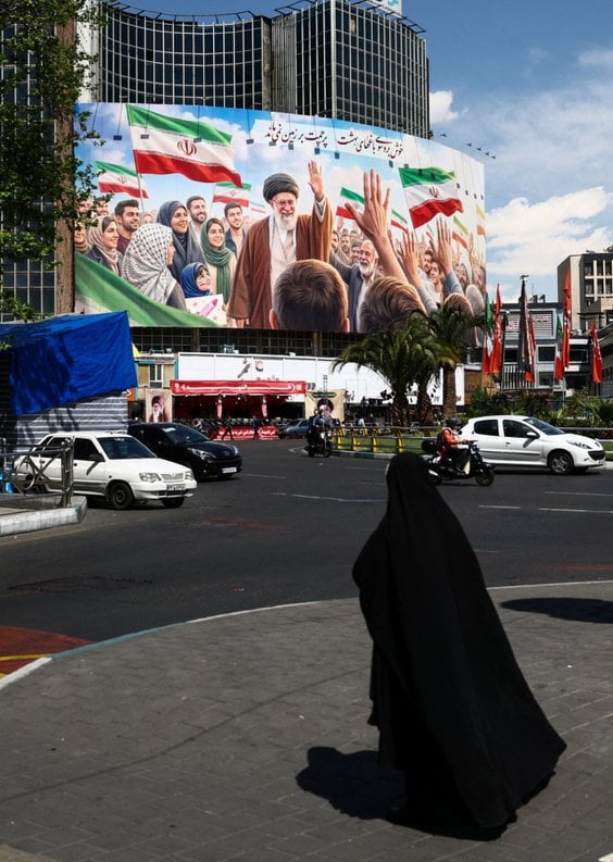Teheran, billboard z wizerunkiem ajatollaha Alego Chameneiego, najwyższego przywódcy Iranu, który zg