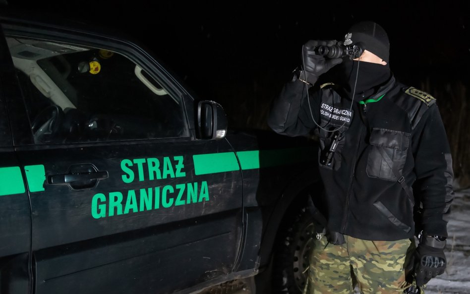 Patrol Straży Granicznej wyposażony w sprzęt noktowizyjny przy granicy polsko-białoruskiej