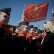 Działacze Komunistycznej Partii Rosji na placu Czerwonym zawiązują czerwone chustki na szyi młodych 