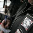 Kontroler ma pomóc pasażerowi