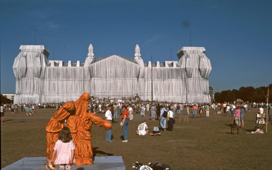 Budynek Reichstagu opakowany przez Christo.