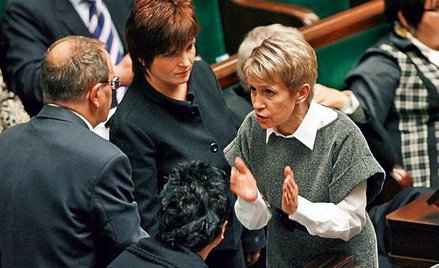 PO przegrywa media?