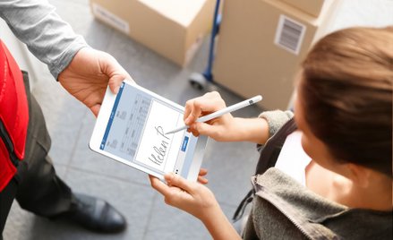 Podpis odbiorcy przesyłki na tablecie. RPO pyta, czy to bezpieczne