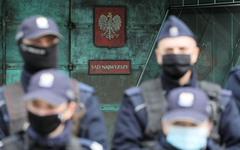 Funkcjonariusze policji przed siedzibą Sądu Najwyższego w Warszawie