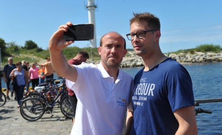 Poseł PO Borys Budka na placu przed latarnią morską w Kołobrzegu