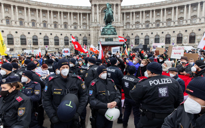 W sobotę w Wiedniu Austriacy protestowali przeciwko ograniczaniu ich życia lockdownem. Policja szacu