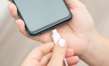 Jedna ładowarka do wielu urządzeń. Wiadomo, kiedy w Polsce