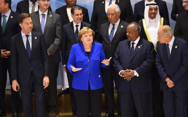 Przywódcy europejscy i arabscy robią sobie zdjęcie rodzinne ze szczytu w Szarm el-Szejk