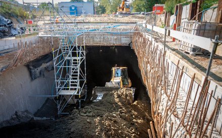 Ciężki sprzęt wygrzebuje ziemię spod stropu tunelu