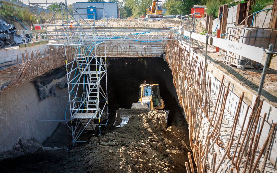 Ciężki sprzęt wygrzebuje ziemię spod stropu tunelu