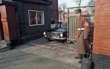 Brama przed siedzibą Północnej Grupy Wojsk Armii Radzieckiej w Legnicy, 1992 r.