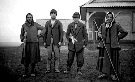 Góralscy osadnicy na rozparcelo- wanej ziemi z dóbr Krokowa. 1936 rok
