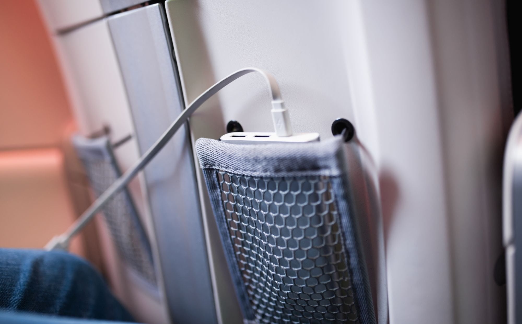 Powerbanki w samolotach. „Nowe zasady zwiększą bezpieczeństwo pasażerów i linii lotniczych”