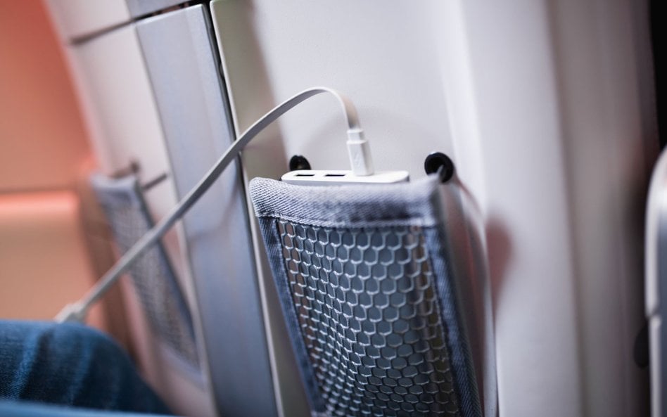 Powerbanki w samolotach. „Nowe zasady zwiększą bezpieczeństwo pasażerów i linii lotniczych”