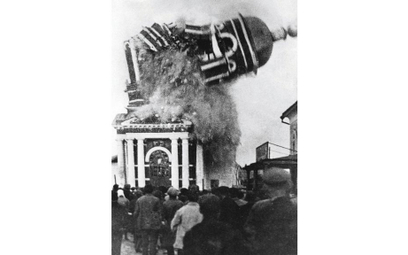 Dzwonnica prawosławnego kościoła Bożego Narodzenia wysadzona przez władze radzieckie. Murom, 1929 r.
