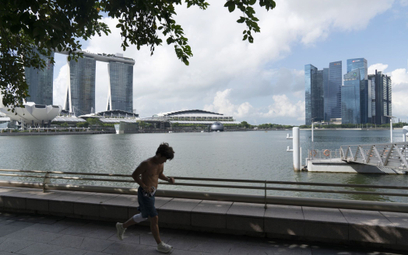 Singapur ma sposób Covid. Drony, opaski i astronomiczne kary