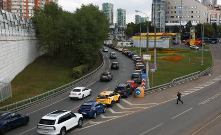 Moskwa, kolejka do jednej ze stacji paliwowych