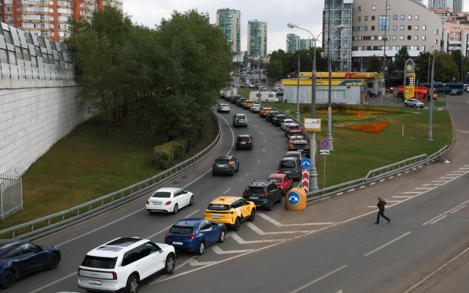 Moskwa, kolejka do jednej ze stacji paliwowych