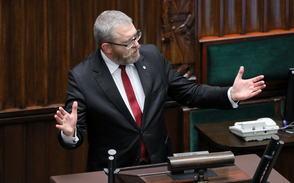 Poseł Konfederacji Grzegorz Braun na sali obrad Sejmu