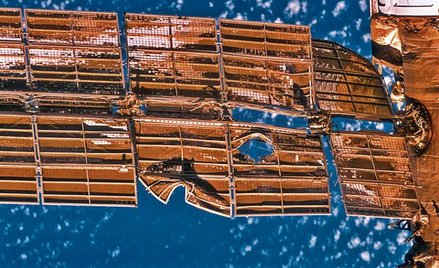 Ten „kawał blachy” tkwi na wysokości 800 km nad Syberią