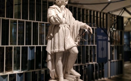 Posąg Mikołaja Kopernika z marmuru Wiktora Brodzkiego