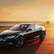 Tesla wyposaża swoje elektryczne auta w nowy system przywoływania przez smartfony. Na razie można z 