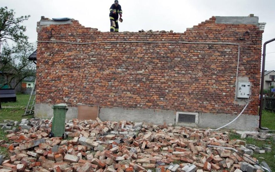 Trąby powietrzne i grad niszczyły budynki, łamały drzewa. Pogrom bocianów