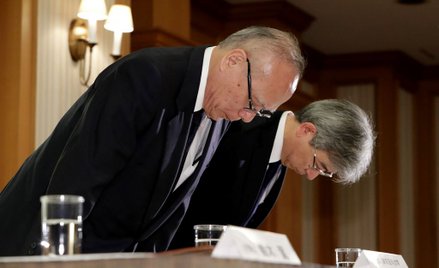 Dyretor zarządzający Tokyo Medical University, Tetsuo Yukioka (z lewej), i wiceprezydent szkoły Keis