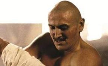 Box „Filip Bajon” przypomina wczesne filmy reżysera