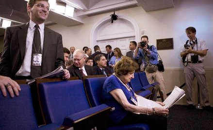 Helen Thomas ogłosiła w poniedziałek, że przechodzi na emeryturę ze skutkiem natychmiastowym