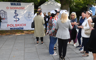 Medycy protestujący w Warszawie