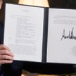 J.K. Rowling: Co podpis Trumpa mówi o Trumpie?