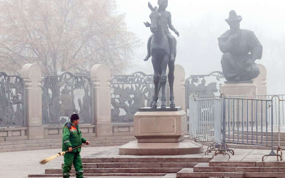 Sprzątanie Placu Republiki w mieście Ałmaty