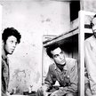 Tom Waits (ur. 1949), od lewej, razem z Johnem Lourie i Roberto Begninim w filmie „Poza prawem” Jima