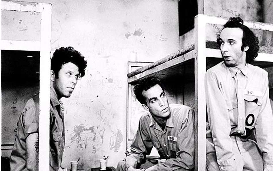 Tom Waits (ur. 1949), od lewej, razem z Johnem Lourie i Roberto Begninim w filmie „Poza prawem” Jima