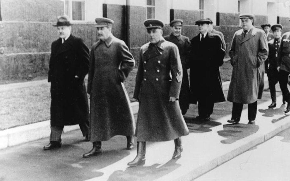 Od lewej: Mołotow, Stalin, Woroszyłow, Malenkow i Beria (w ciemnym płaszczu). Moskwa, 1941 r.