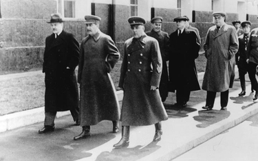 Od lewej: Mołotow, Stalin, Woroszyłow, Malenkow i Beria (w ciemnym płaszczu). Moskwa, 1941 r.