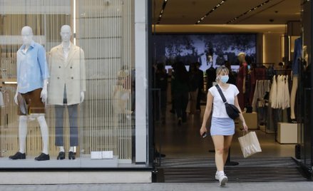 Koronawirus: więcej kontroli ws. noszenia maseczek w sklepach i pubach