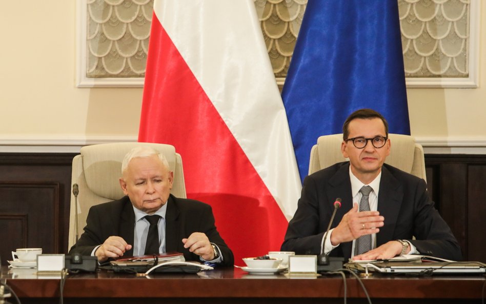 Premier Mateusz Morawiecki (P) i wicepremier, prezes PiS Jarosław Kaczyński (L) na posiedzeniu Rady 