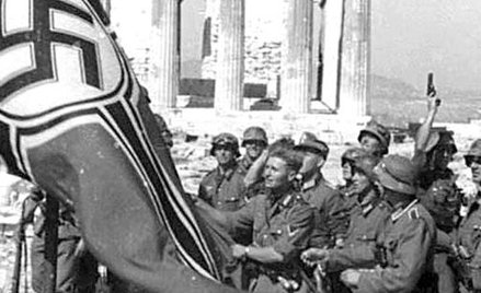 Niemiecka flaga nad Akropolem. III Rzesza okupowała Grecję w latach 1941–1944