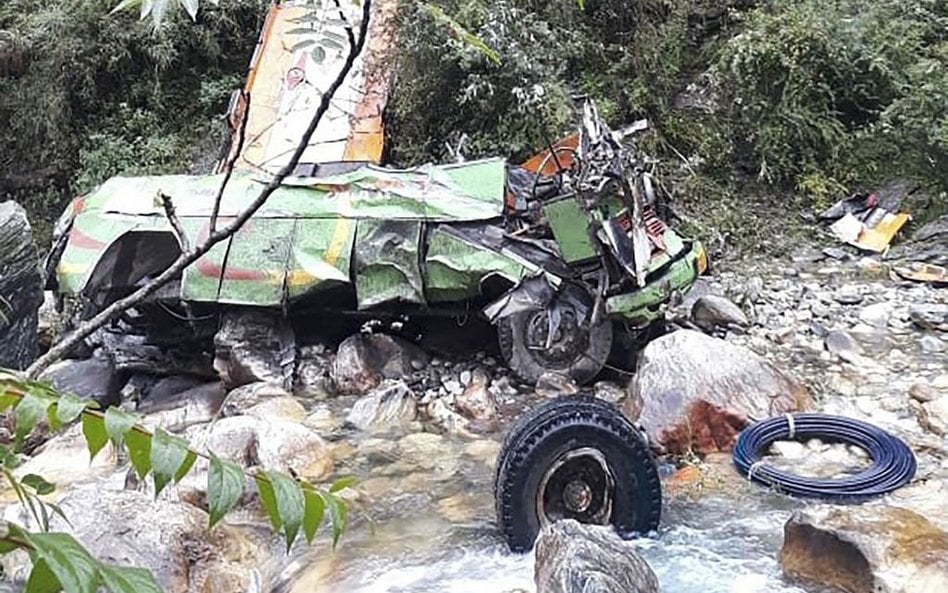 Ponad 40 osób zginęło. Tragiczny wypadek autobusu w Indiach