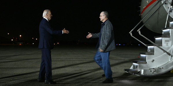 Paul Whelan i Evan Gershkovich wylądowali w USA. Joe Biden z apelem do Władimira Putina