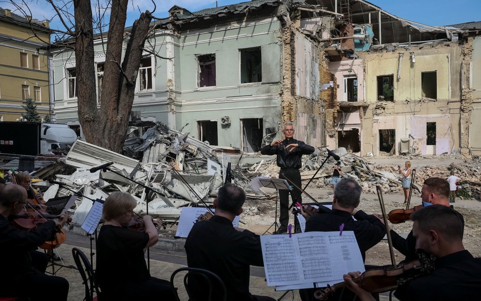 Koncert na ruinach szpitala dziecięcego w Kijowie