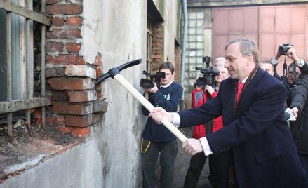 Trzy wydziały łódzkiej Filmówki dostaną dofinansowanie tylko na pół roku. Na zdjęciu minister kultur