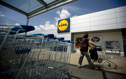 Lidl wygrywa znowu z Biedronką