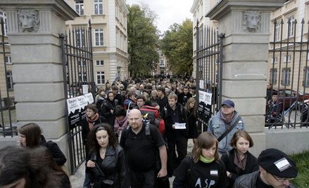 Protest studentów przed Uniwersytetem Warszawskim