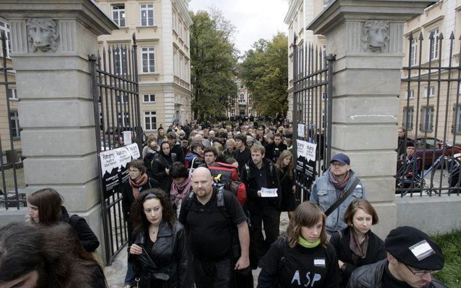 Protest studentów przed Uniwersytetem Warszawskim