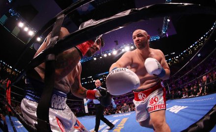 Adam Kownacki zadaje mnóstwo ciosów, ale równie dużo przyjmuje