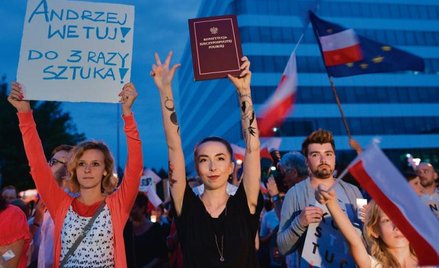 Lipcowe protesty przed Sądem Rejonowym w Krakowie, nawołujące prezydenta Andrzeja Dudę do zawetowani