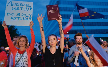 Lipcowe protesty przed Sądem Rejonowym w Krakowie, nawołujące prezydenta Andrzeja Dudę do zawetowani